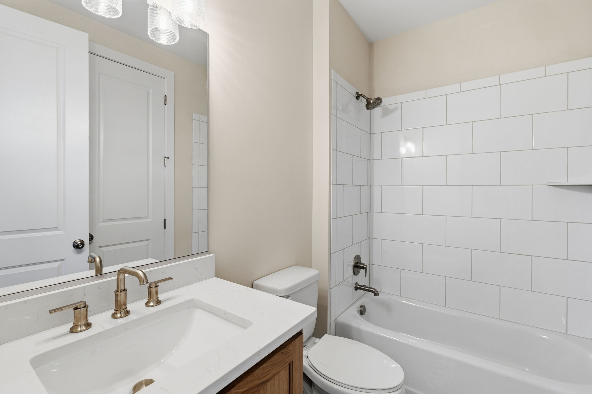 full bath with sink, toilet, tub
